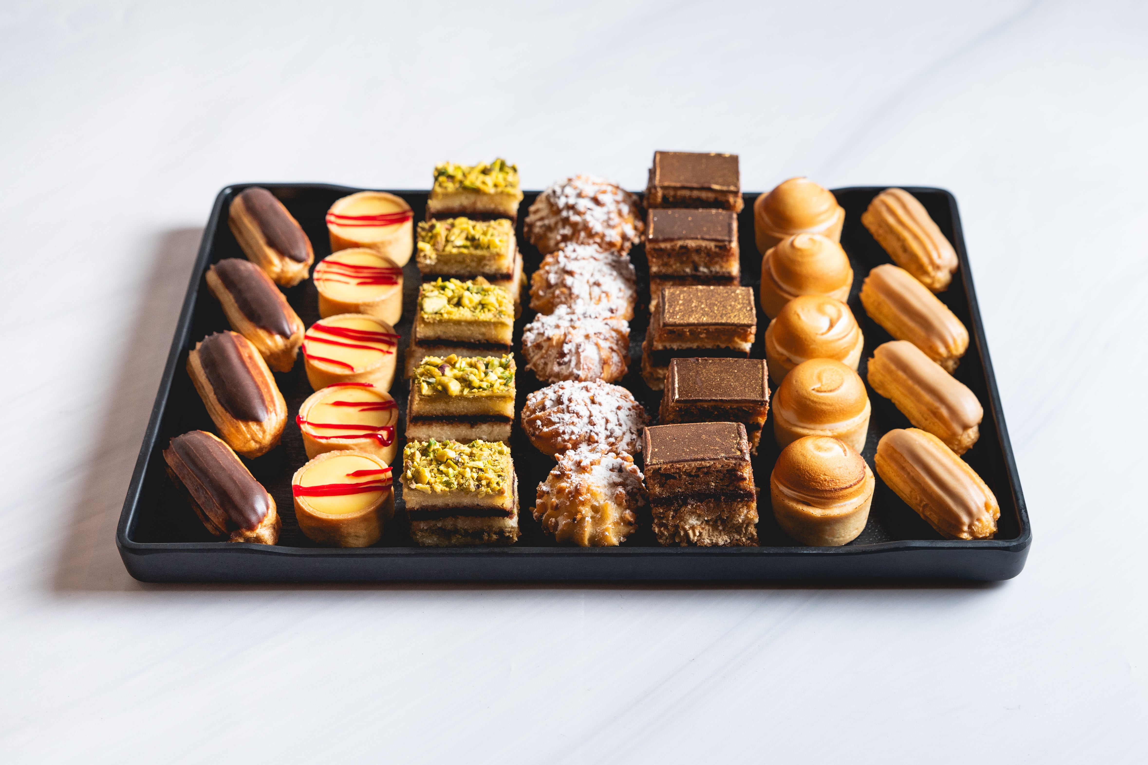 Le Petit Atelier de Paris　４枚セット Petit four Platter (33 units) – MOULIN DORE